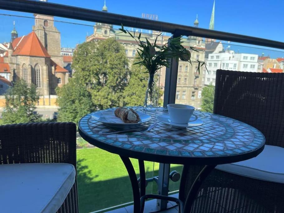 Balkon apartmánu s výhledem do korun stromů Šafaříkových sadů