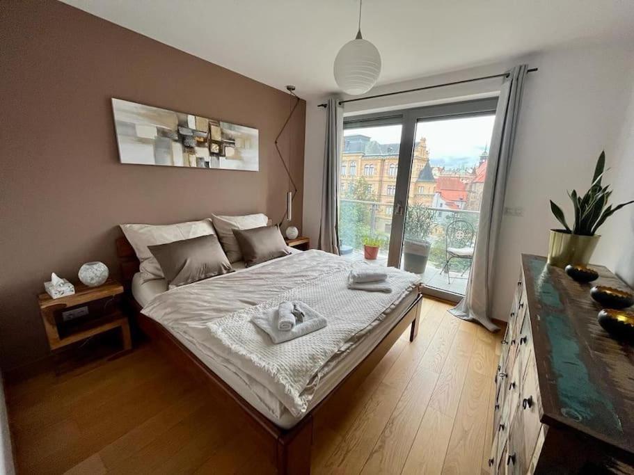 Druhá ložnice apartmánu s vlastním přístupem na balkon