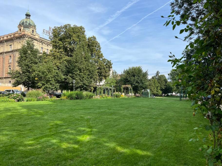 Šafaříkovy sady — park lemující historické centrum Plzně, přímo u apartmánu